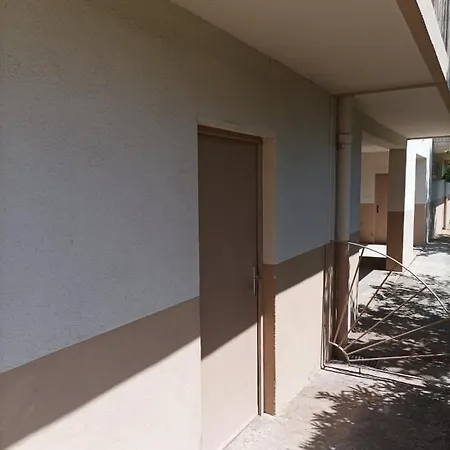 Large 1 Bedroom Close To The Beach With Ac And Terrace - Dodo Et Tartine بيت للعطل
